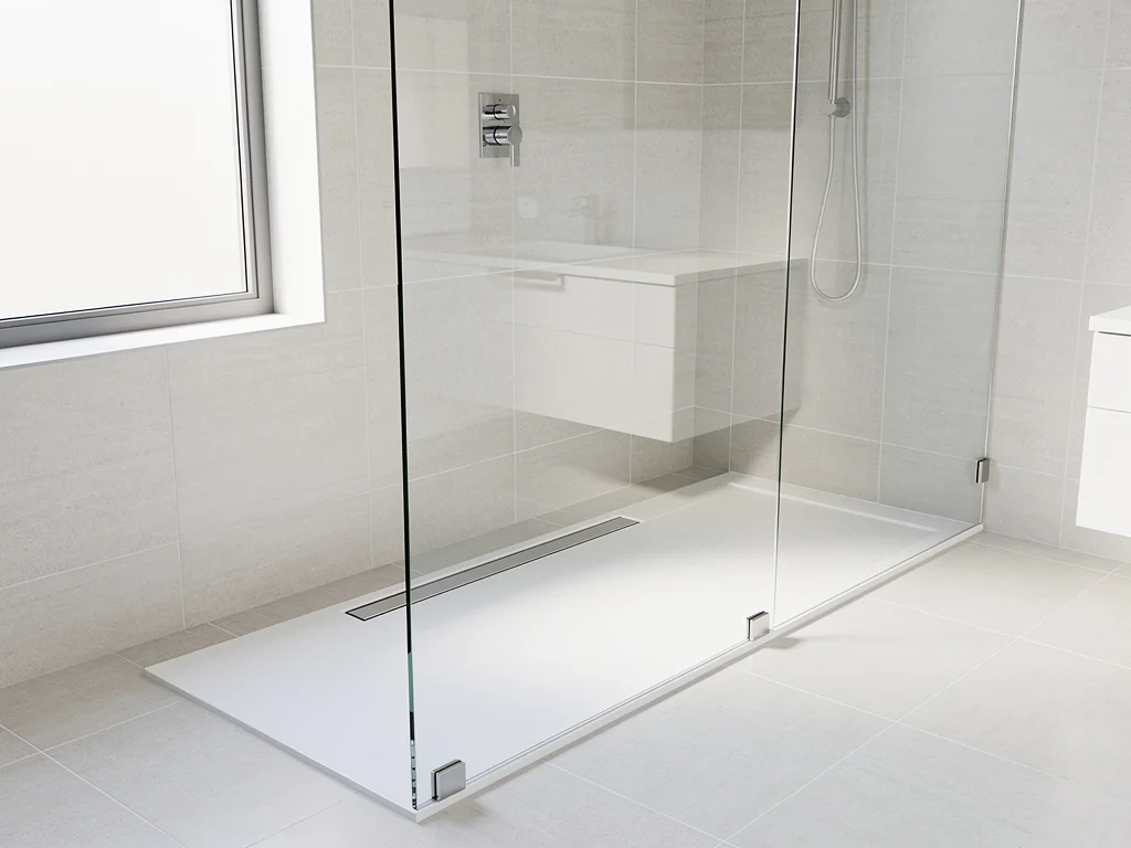 Douche de plain-pied sécurisée posée à la place d'une ancienne baignoire